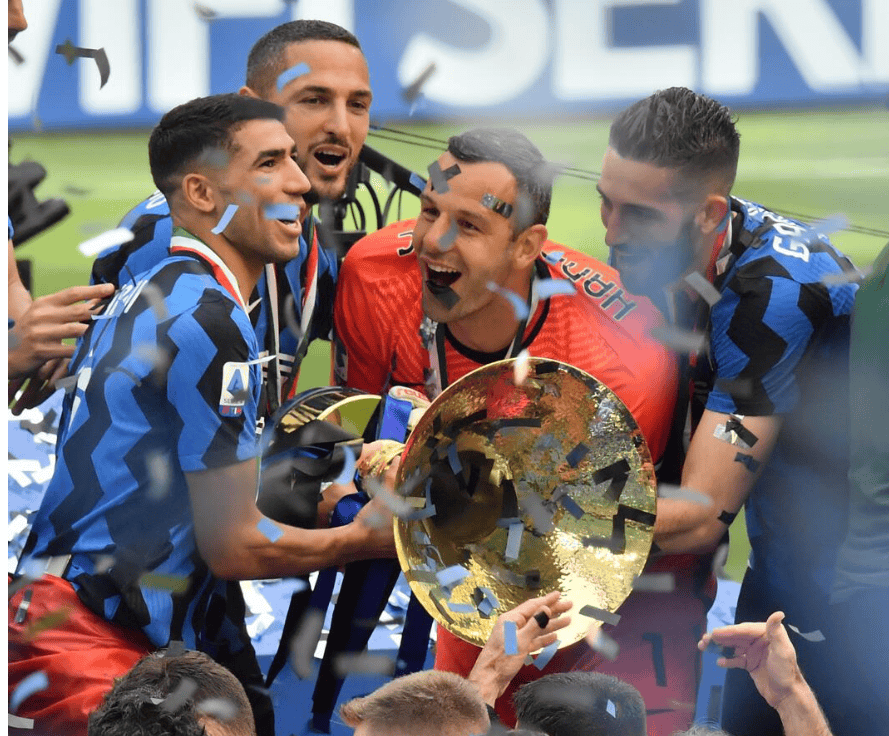 包含今晚体能课后，圣安东尼奥马刺内部沟通备战社区盾，球迷炸锅，训练强度明显提升的词条