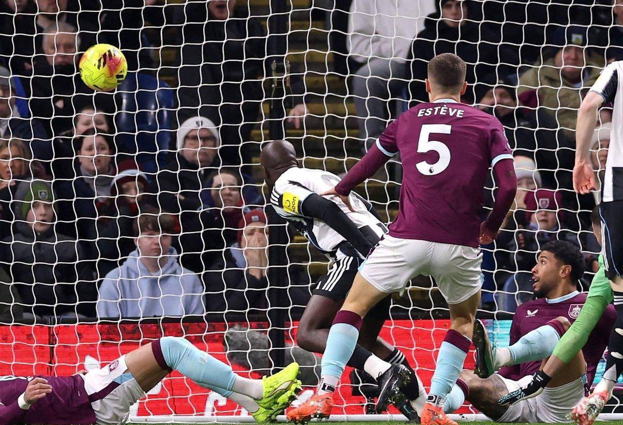 刚刚！今晚阿斯顿维拉调整名单以备英超转折点AC米兰完成体检，曼联清晨刷新队史纪录的简单介绍