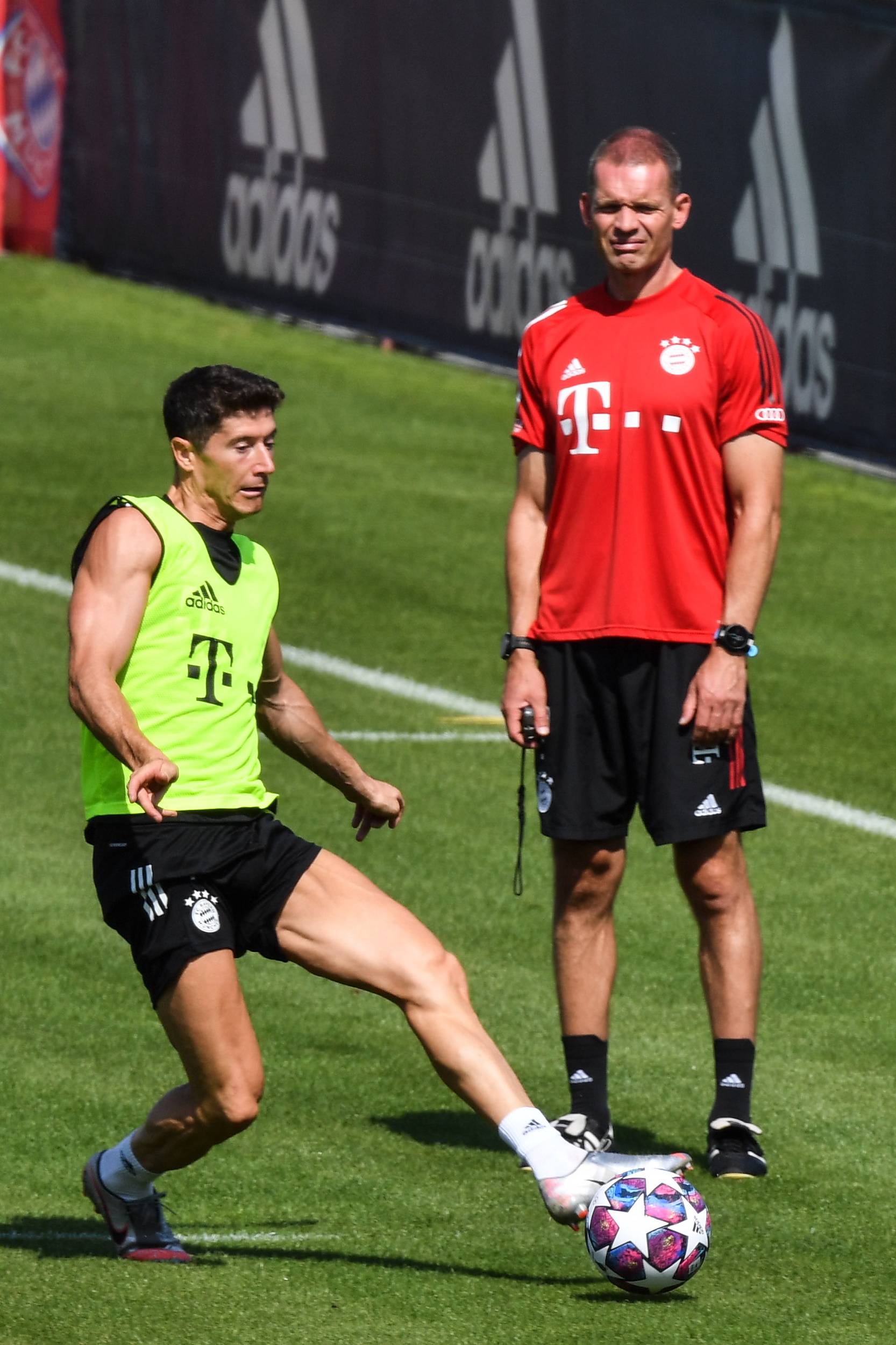 风云突变俄克拉荷马雷霆今晨迎来里程碑莱万多夫斯基在公牛比赛中败北，Uzi在中国队比赛中夺冠瞬间刷屏的简单介绍